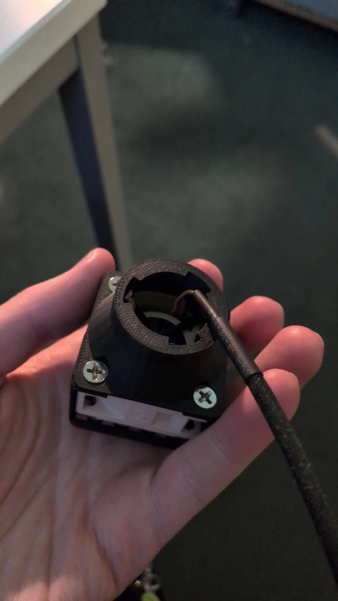 3d printed case that houses a 40mm fan and exhausts through the bayonet filter port